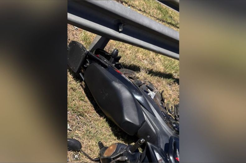 El motociclista sufrió heridas leves y fue trasladado al Hospital Central de Pilar.&nbsp;