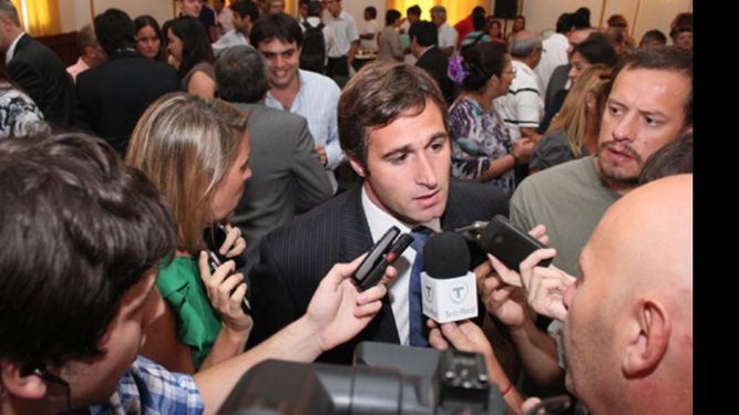 De Achával enfrenta los micrófonos en su primera vez como funcionario..