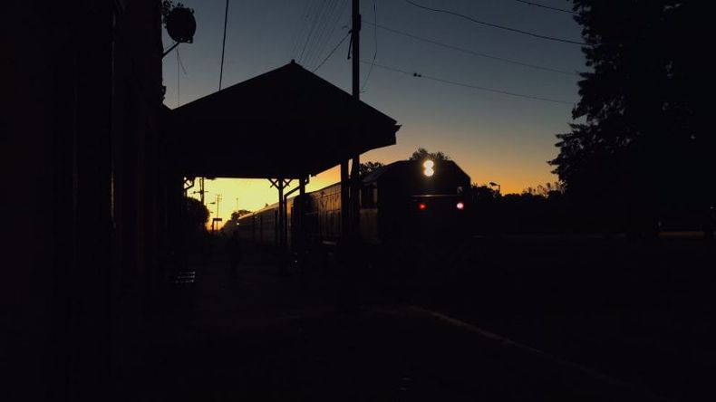 A OSCURAS. Así está la estación de Zelaya desde hace un mes. .