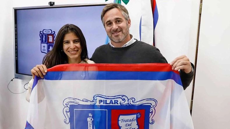 OLMPICA Daiana Ocampo junto al intendente Federico Achval La atleta pilarense apoya Pilar Corre