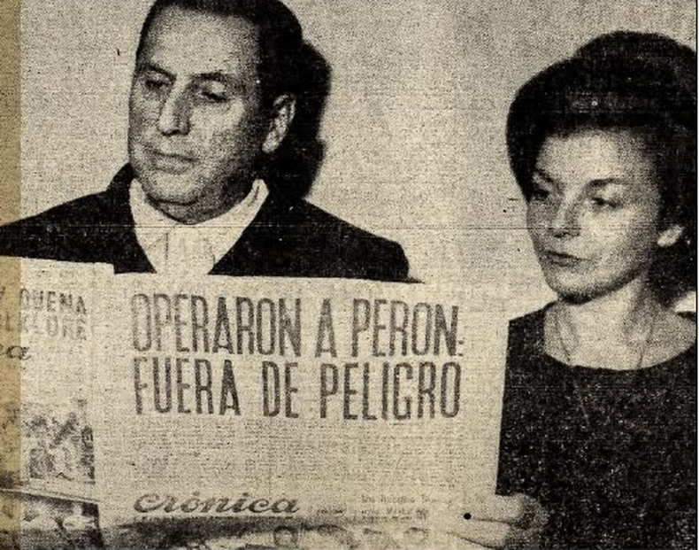 HISTORIA. Perón e Isabelita leyendo un ejemplar de Crónica, que ilustra la portada del libro.&nbsp;