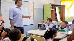CUENTAS. Achával charló con los chicos y las maestras en el aula.