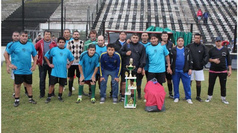 CERCA. Los Amigos posa con el trofeo de subcampeón; se le escapó una final increíble..