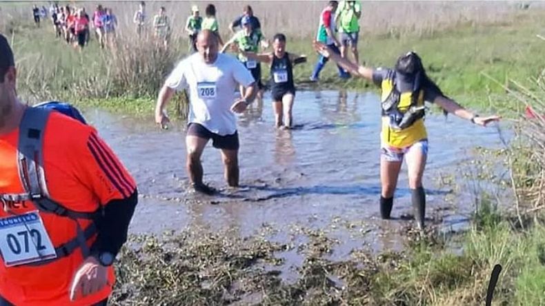 El paso por los arroyos de la reserva fue uno de los atractivos de la prueba. (FOTO: DEPORTES PILAR)..