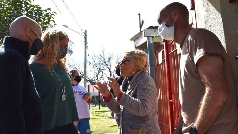 DIÁLOGO. Ducoté, Leguizamón y Dietrich charlan con una vecina en Derqui..