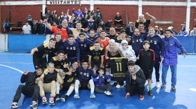 Todo el plantel de Metalúrgico celebra el pase a cuartos de final con la hinchada de fondo.