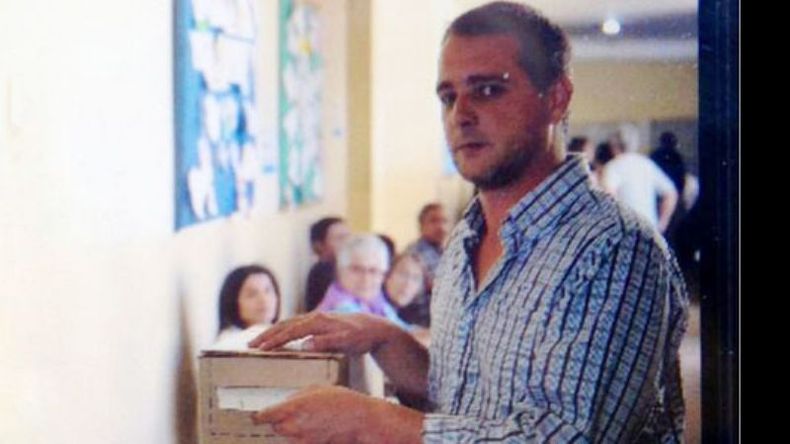 El primer candidato del Frente para la Victoria, Santiago Laurent, votó en la escuela 38 de Del Viso..