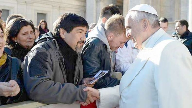 Privilegio. En 2014, Claudio Sosa cantó la Misa Criolla para el Papa Francisco..