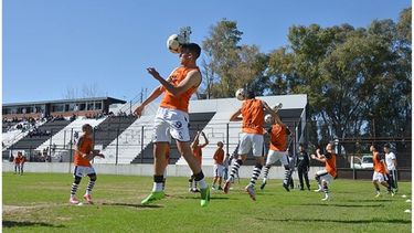 ARRIBA. Los jugadores de Real se preparan para jugar ante el Canalla..