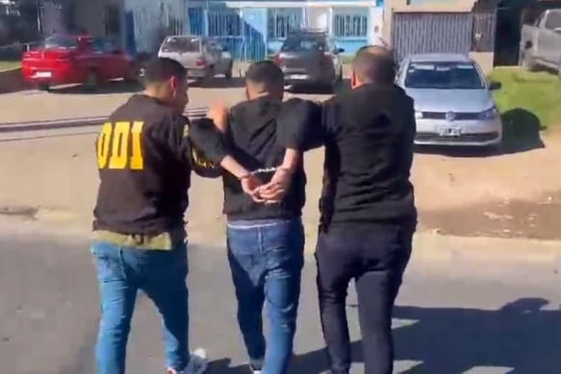 ESPOSADO. El delincuente, de 23 años, fue detenido frente al Instituto Verbo Divino.