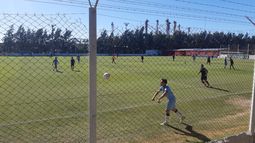 SAQUE LARGO. Pérez hace el lateral en el primer partido de Real. (Foto Prensa Real Pilar)..