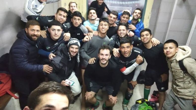 Los muchachos de Grand Bourg están felices tras su primer triunfo en el torneo..