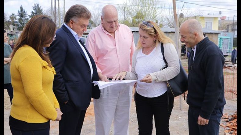 OBRAS. Los funcionarios revisan los planos del futuro NIDO..