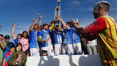CAMPEONES. Atlético Astolfi +35 levantan el trofeo de la Liga Barrios Unidos.
