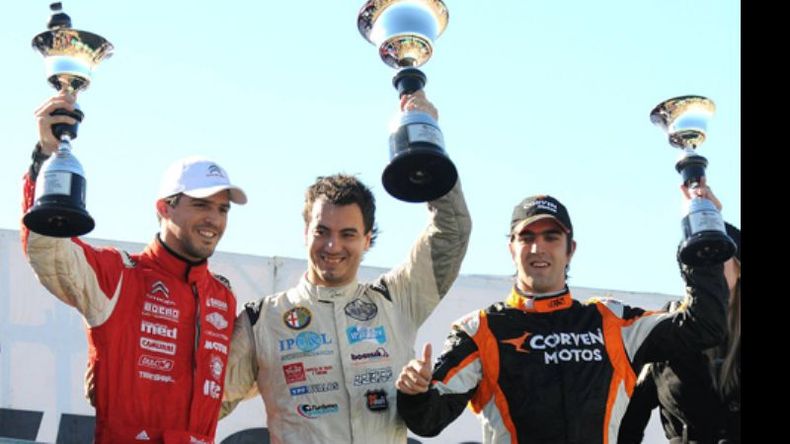 Rossi celebra en el podio de San Luis junto al ganador D’Aguanno y el 3º Muñoz..