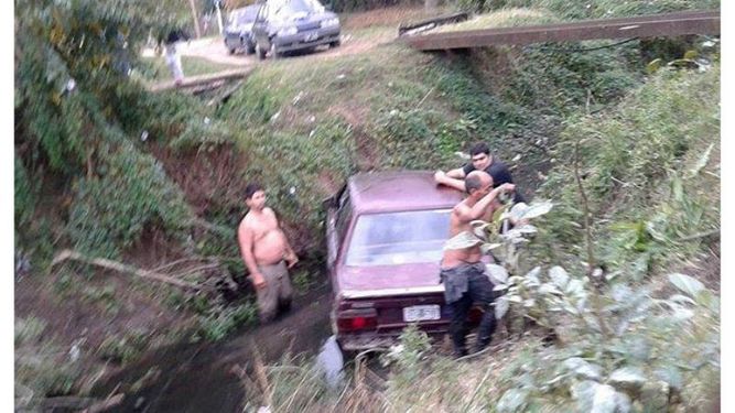 AUXILIO. Los vecinos debieron ayudar a la víctima. .