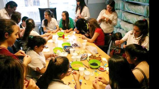 Los chicos, en plena tarea de confección de los decenarios..