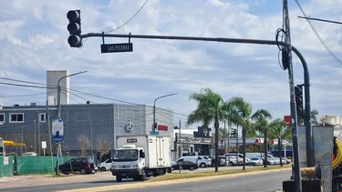 Desde al menos este lunes no funciona el semáforo de la entrada a Carrefour. Precaución y por favor, repárenlo rápido. Matías.