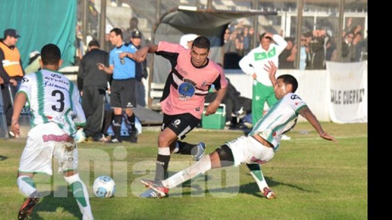 (Fredy Caballero). El Perro Bargas intenta superar el doble cerrojo que proponen Ordano y Groothuis..