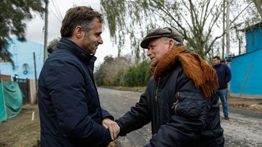 MANO A MANO. Achával dialogó con los vecinos durante la recorrida. &nbsp;