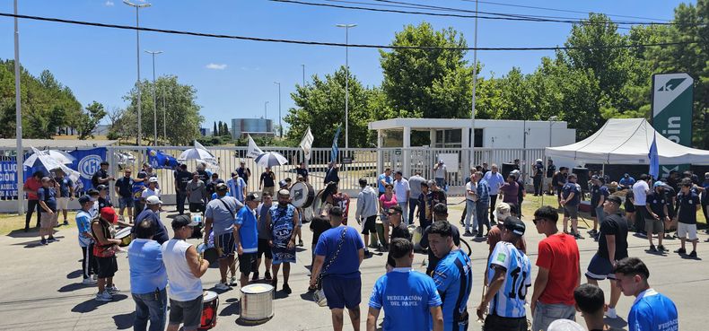 ASAMBLEA. Los papeleros protestaron en la puerta de la firma Klabin.
