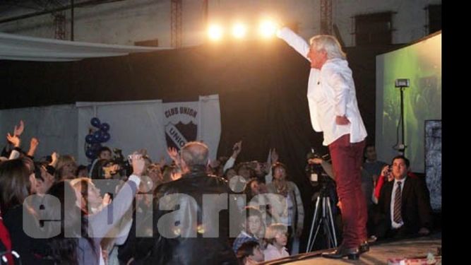 Sergio Denis hizo delirar a las mujeres y a los hombres, que se animaron a cantar sus temas. Luego de su última presentación en Del Viso en 1979, habló de su amor por los pueblos que recorrió con la música. “Toda la vida salí. Desde que comencé mi carrera he tocado en pueblos de 600 personas”, contó el artista. “Te quiero tanto” fue el tema más coreado..