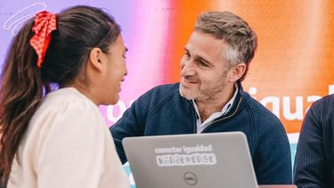Federico Achával entregó notebooks a alumnos de colegios secundarios en el Club Luchetti.&nbsp;