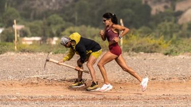 A TODO TERRENO: La atleta pilarense se prepara en la superficie que sea de cara a los Juegos Olímpicos París 2024.