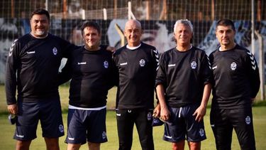 CUERPO TÉCNICO. El derquino Gustavo Zapata, a la derecha del cuerpo técnico de Pipo..