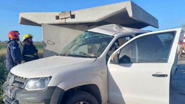 La camioneta chocó contra una garita (diarioel9dejulio.com.ar)..