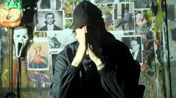 Fran Neuville elige no revelar su rostro completo, para que la obra hable por él. Fran Neuville elige no revelar su rostro completo, para que la obra hable por él.