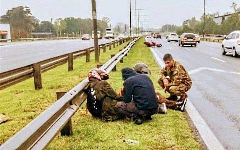 ASISTENCIA. Ambas víctimas cayeron a la ruta.