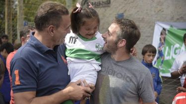 SONRISAS. Islas y Achával compartieron una mañana de fútbol en Derqui. .