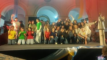Los alumnos del Colegio Parroquial de Pilar sobre el escenario montado frente a la Iglesia Nuestra Señora del Pilar.