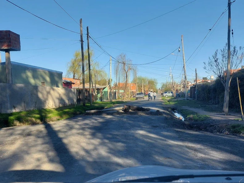 “Calle Goleta Sarandi y Corbeta Cefiro Villa Verde #Pilar no dejan transitar a los vecinos, un acto de intolerancia propicio a estar expuesto a inseguridad”. Ma. Florencia (@FlorSriLanka)