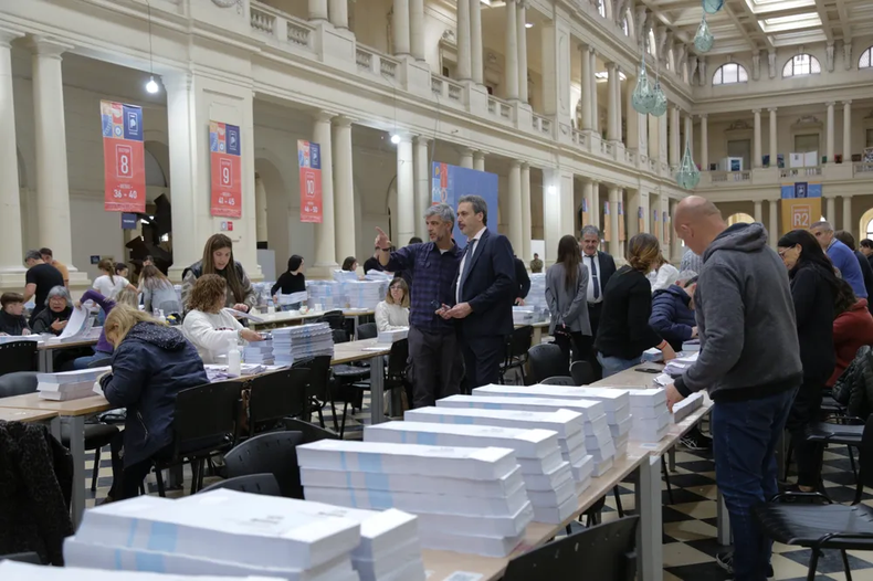 YA ESTÁN LISTAS. El juez Alejo Ramos Padilla junto a las boletas impresas.