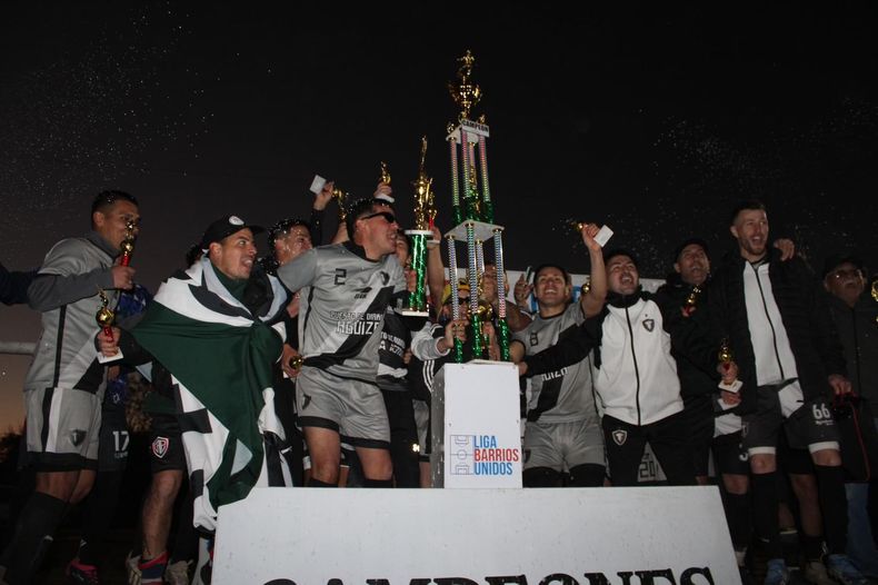 CAMPEONES. Los jugadores de Los Tronkos levantan bien alto el trofeo dorado.