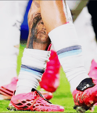 Por qué casi todos los jugadores del Mundial usan botines fucsia Por qué casi todos los jugadores del Mundial usan botines fucsia