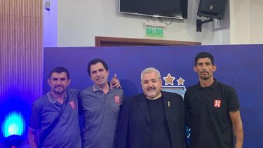 DELEGADOS. Walter Cabrera, Federico Pocetti y Nazareno Vallejo, de Atlético, junto a Dante Majori, dirigente de AFA encargado de la organización del torneo.