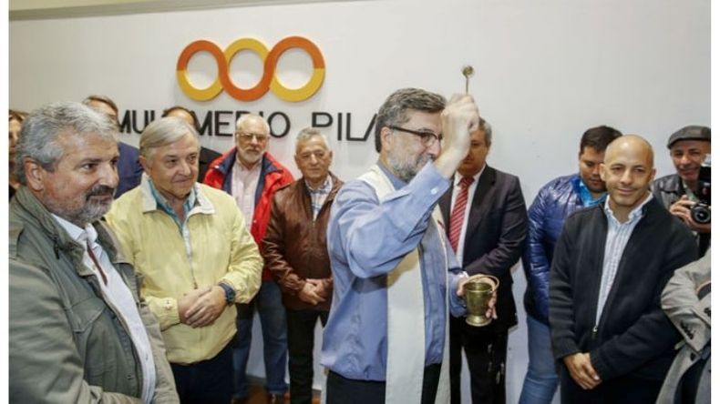 (Rodrigo Nésplo). El padre Acuña bendice las nuevas instalaciones. Lo acompañan el editor propietario César Mansilla, Alberto Alberini, intendente con el se inició El Diario y Ducoté, actual jefe comunal. .