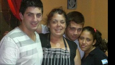Cecilia Moroni junto a otros voluntarios de la campaña contra el frío..