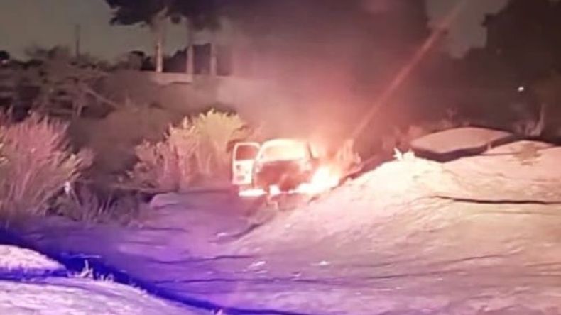 El auto incendiado fue hallado en el medio del arroyo Pinazo. Foto @pilaradiario. .
