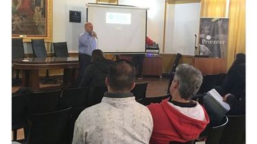 A CLASE. Los directivos están atentos al curso..