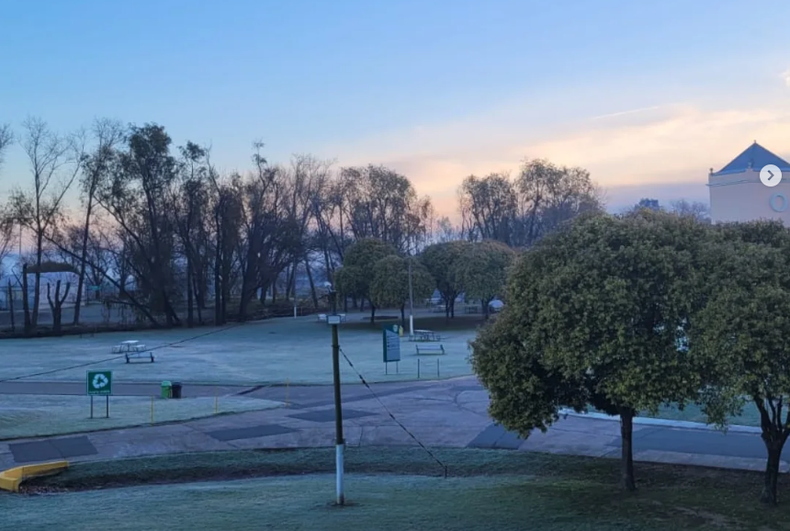 El campus de la Universidad del Salvador, teñido de blanco.&nbsp;