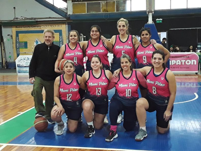 ESCOLTA. El equipo femenino de Muni Pilar que marcha 2º en el campeonato.