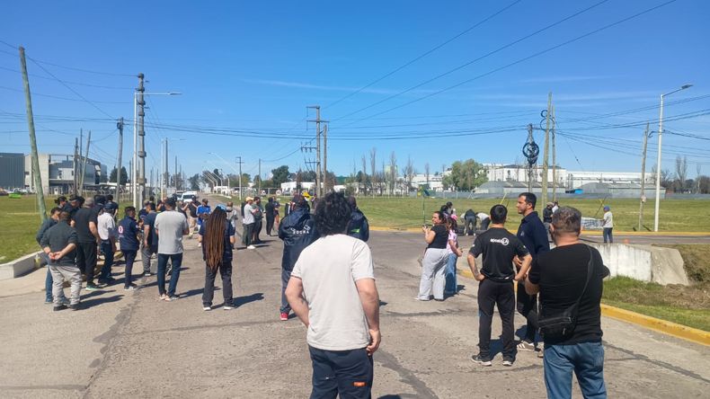Trabajadores de ILVA cortan accesos al Parque Industrial Pilar.