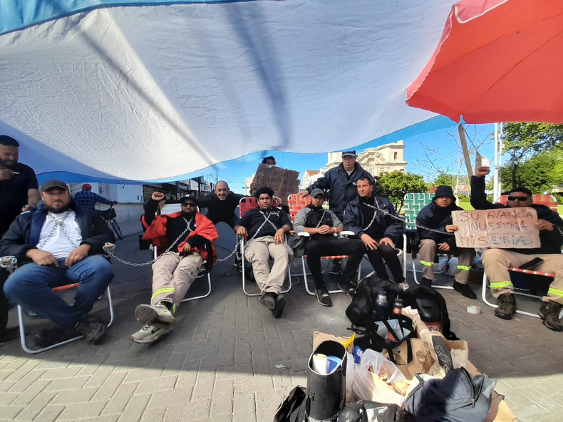 Trabajadores de ILVA llevan a cabo el segundo d&iacute;a de acampe en el centro de Pilar.