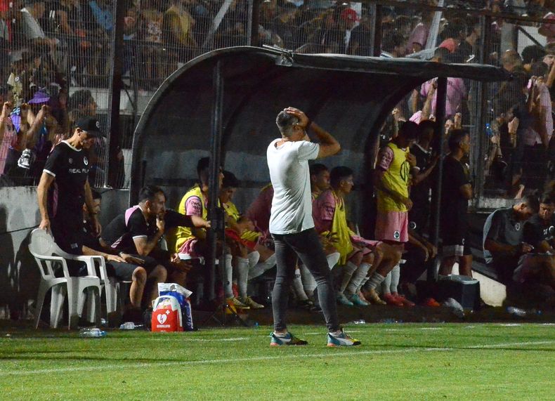 IMAGEN ELOCUENTE. Acassuso acaba de empatar el partido en la última pelota y el DT Gabriel Torres se agarra la cabeza. Después su equipo caería en los penales.&nbsp;