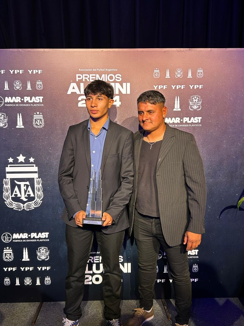 Quimey junto a su entrenador Pablo Altamirano.