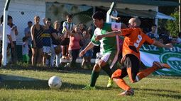 APERTURA. Nicolás Zárate desborda; el delantero destrabó el partido ante La Sonia..